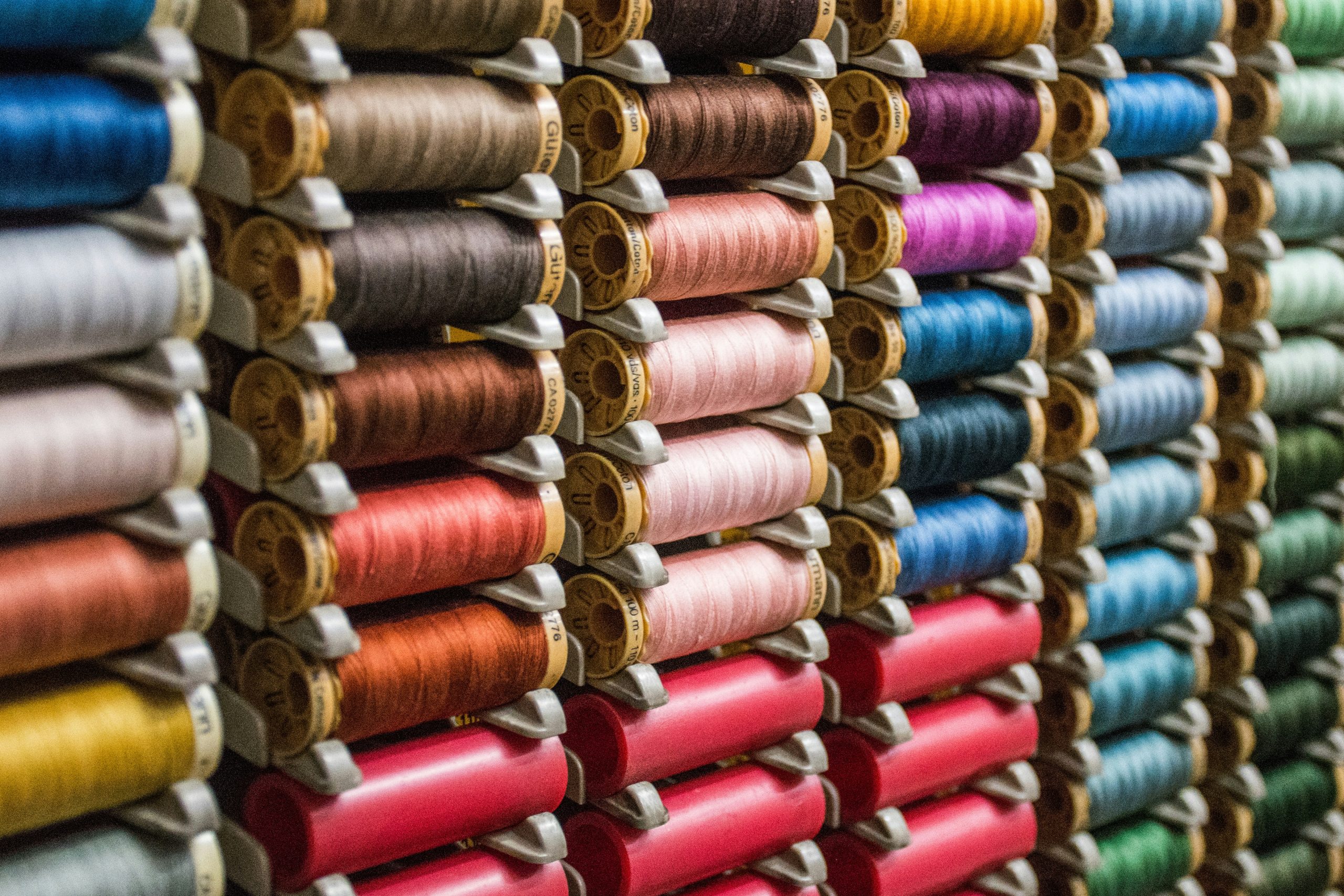 découvrez l'univers de la couture avec notre guide complet sur la pratique du sewing. apprenez les techniques, astuces et tendances pour créer vos propres vêtements et accessoires.